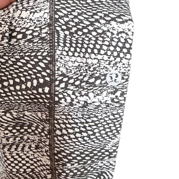 Lululemon In Movement Size 4 Crop Everlux 19" Swerve Vapor Metal Grey Legging - Picture 5 of 9